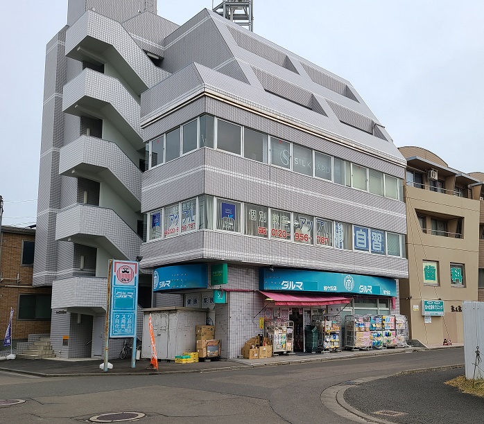 ドラックストア　ダルマ薬局旭ヶ丘店（ドラッグストア）（ドラッグストア）まで750m