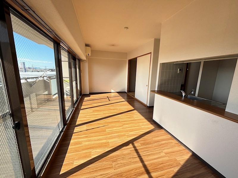 居室・リビング　大きな窓が開放感のあるリビングはキッチン含め14帖！