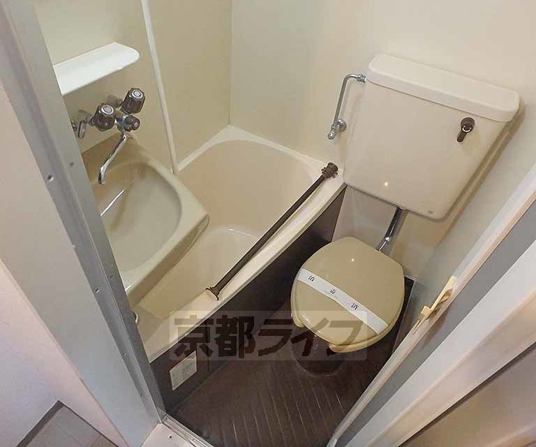 バス・シャワールーム　清潔感のあるユニットバスです。