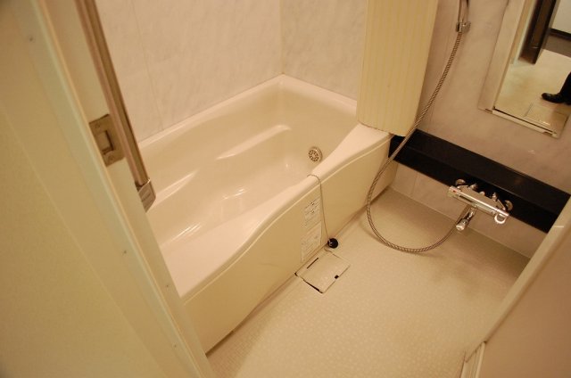 バス・シャワールーム　コンパクトで使いやすいお風呂です