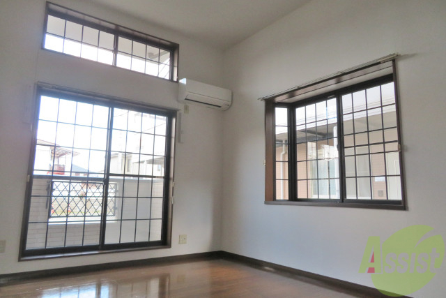 居室・リビング　大きな窓が印象的な明るいお部屋ですね～。