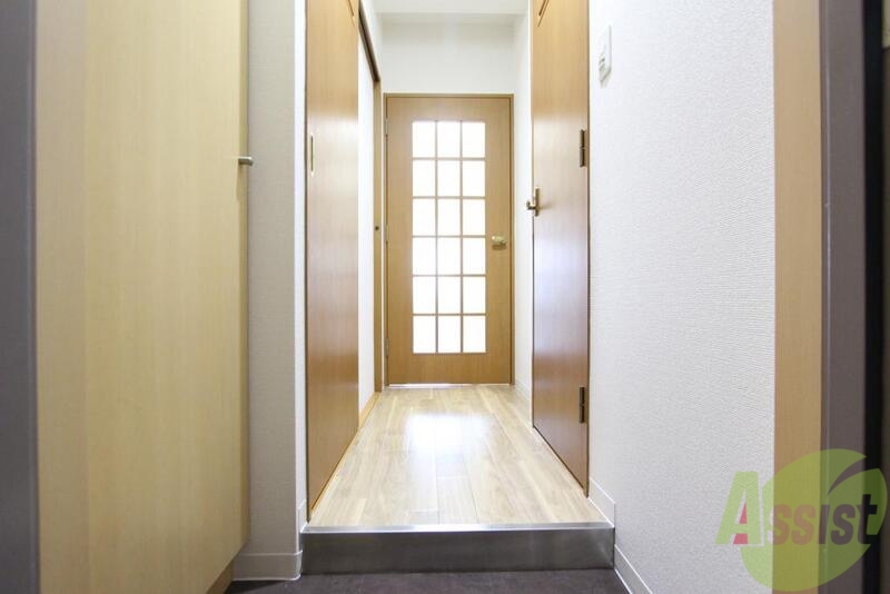 玄関　重厚感のある玄関が迎え入れてくれます。