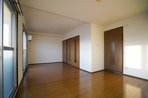 居室・リビング　同じ建物の別なお部屋