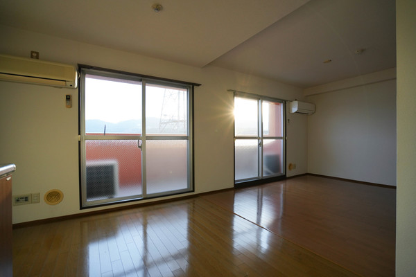 居室・リビング　同じ建物の別なお部屋