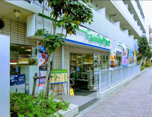 コンビニ　ファミリーマート 目黒三田通り店（コンビニ）まで828m