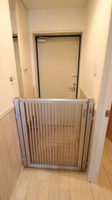 玄関　※ペット飛び出し防止のフェンスがあります♪