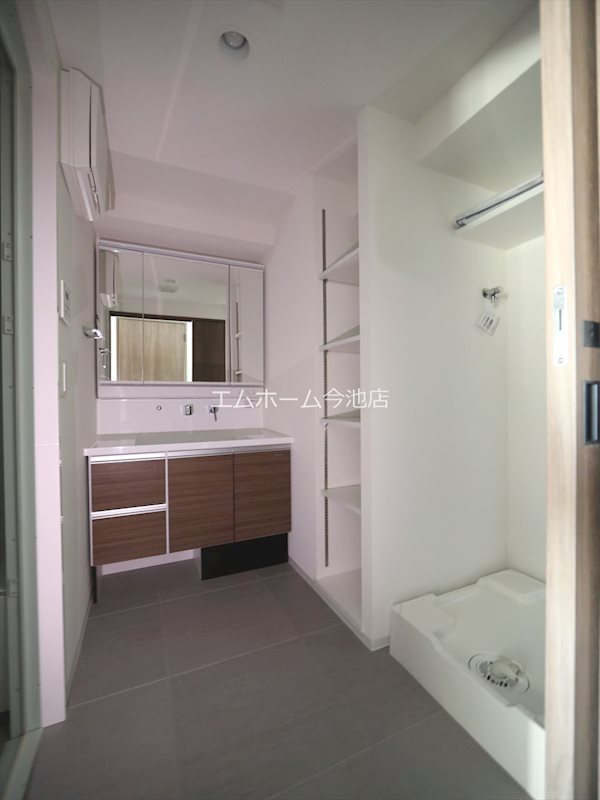 洗面設備　脱衣所　独立洗面台（シャンプードレッサー付）室内洗濯機置き場