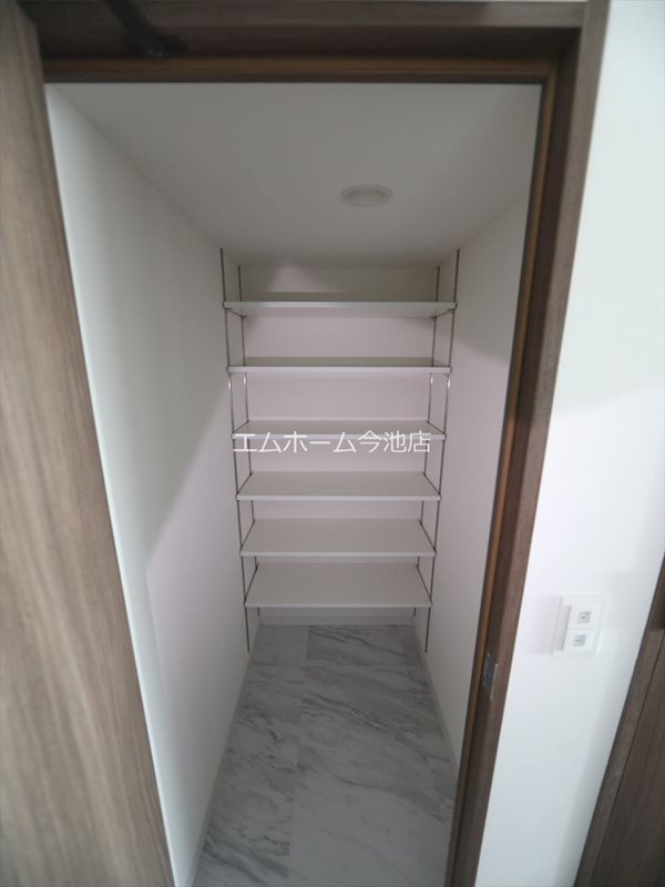 玄関　玄関　シューズインクローゼット（ゴルフバックの収納もできます