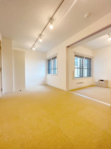 居室・リビング　居室は防音床、防音壁、防音天井となっており、コンクリートの厚