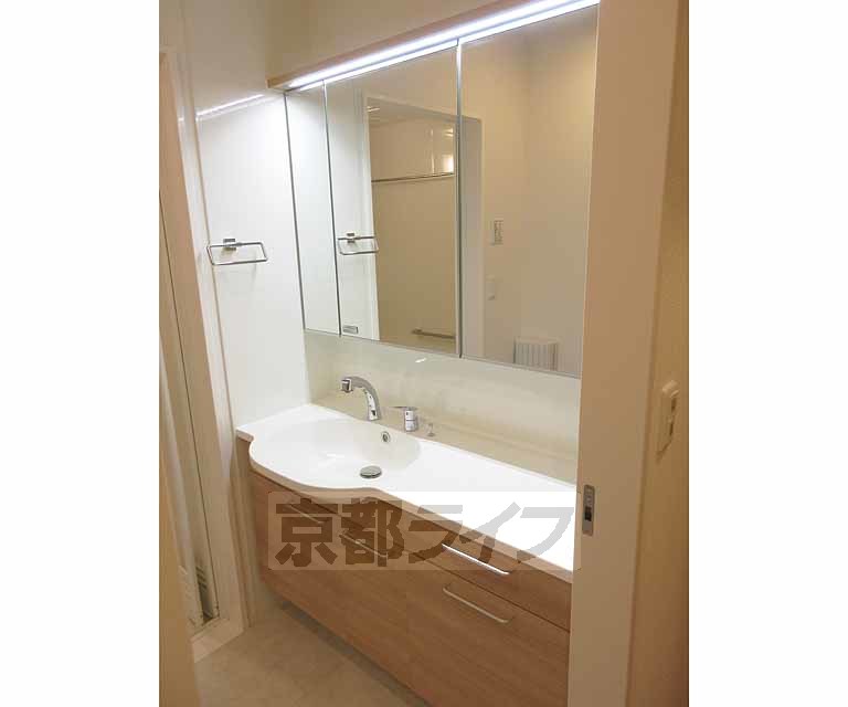 洗面設備　ワイドな洗面台・