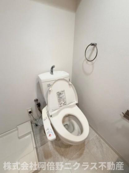 トイレ　内装は別部屋の参考写真です。