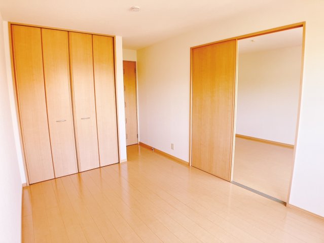 居室・リビング　リビングルームに隣接したベッドルーム洋室6.5帖 ※写真は反