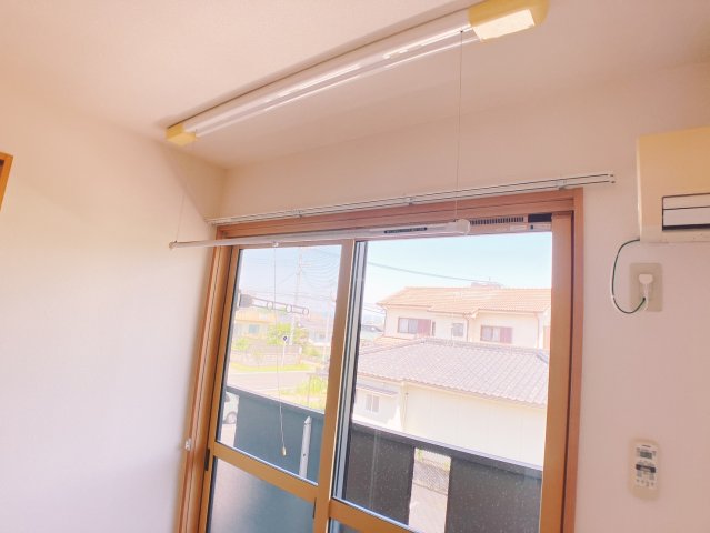 居室・リビング　防犯面にも配慮された室内物干し設備