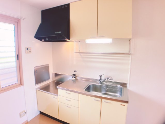 キッチン　小さい食器棚なら配置可能5.7帖のキッチン ※写真は反転です