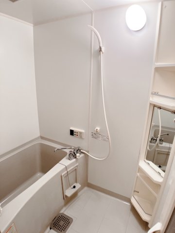 バス・シャワールーム　追い炊き機能付きバスルーム ※写真は反転です。