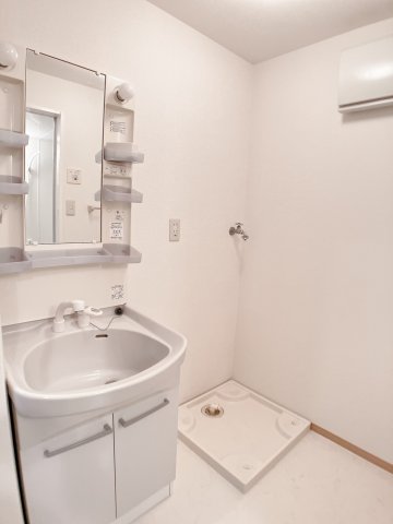 洗面設備　シャンプードレッサー付きの独立洗面台 ※写真は反転です。