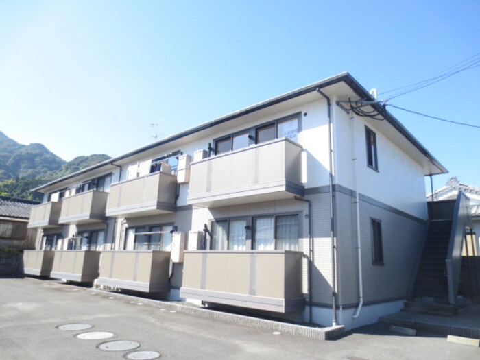 建物外観　重富小学校まで約290ｍ、姶良インターへのアクセスもＧｏｏｄ