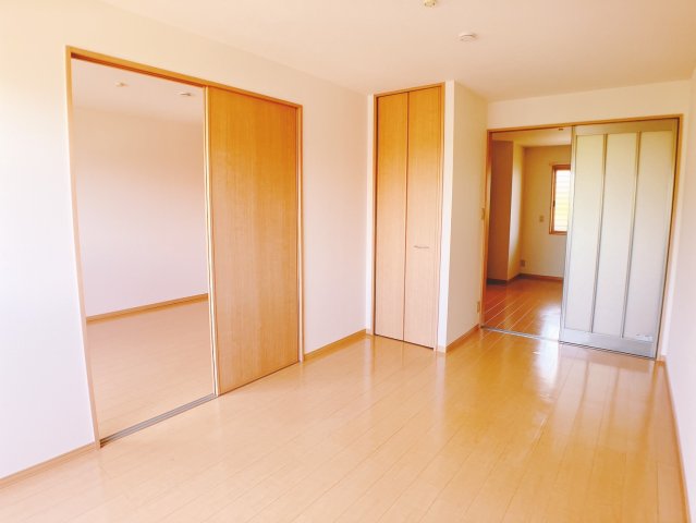 居室・リビング　南東向きの明るいリビングルーム洋室7帖 ※写真は反転です。