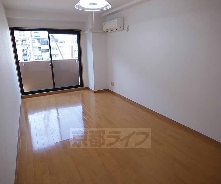 居室・リビング　奥行きのあるお部屋です！