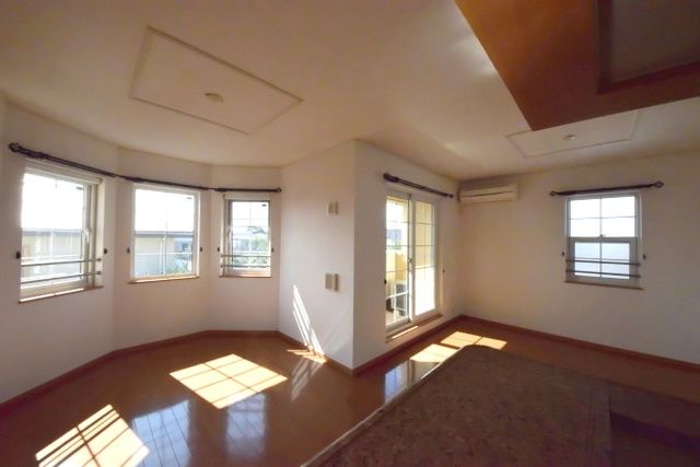 居室・リビング　窓が多いリビングです