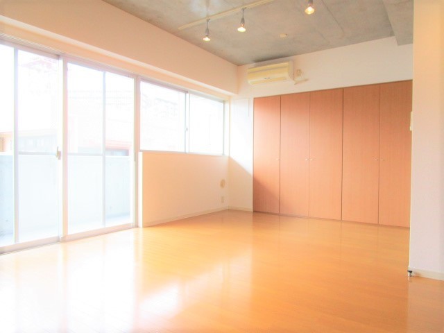 居室・リビング　別号室の参考写真になります。