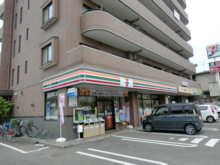 コンビニ　セブンイレブン沖野小学校前店（コンビニ）まで370m