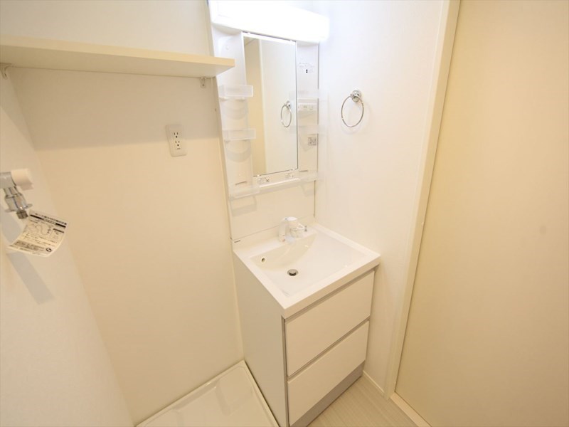 洗面設備　脱衣所　独立洗面台（シャンプードレッサー付）　同仕様写真