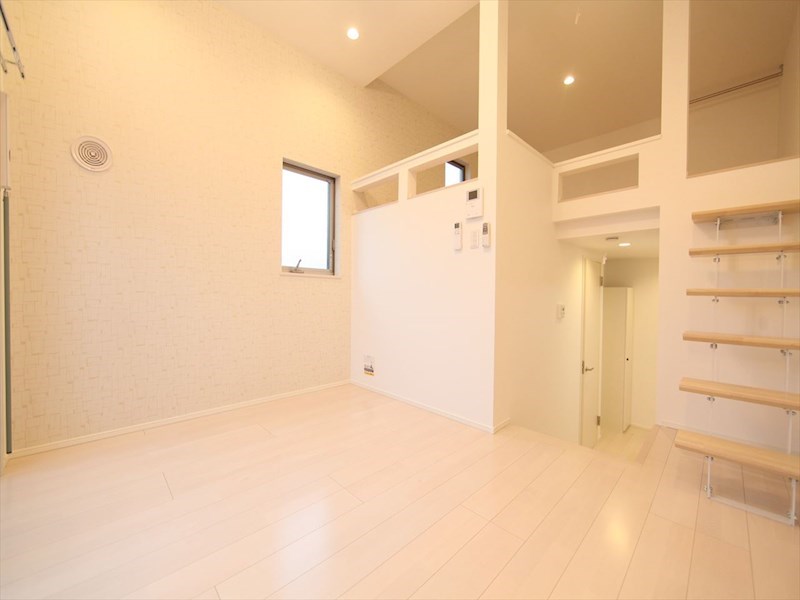 居室・リビング　洋室6.1帖　ロフト6.4帖（収納にも使えます）　同仕様写真