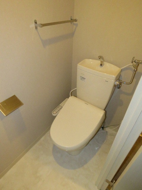 トイレ　嬉しいウォシュレット付きのトイレ！便座温かいですよ♪