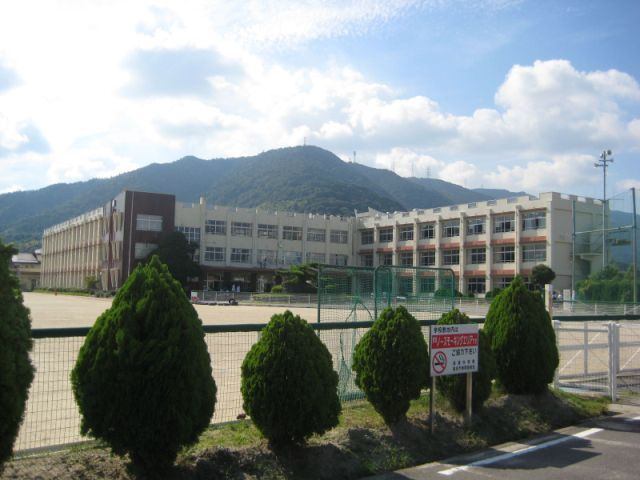 中学校　桑名市立多度中学校（中学校）まで389m
