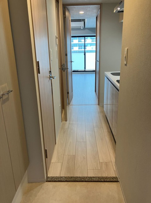 玄関　※写真は同じマンションの違う部屋のものになります。