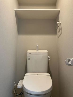 トイレ　※写真は同じマンションの違う部屋のものになります。