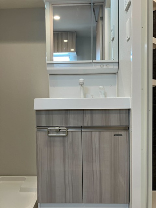 洗面設備　※写真は同じマンションの違う部屋のものになります。