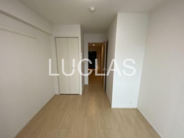 居室・リビング　落ち着いた色味の床材がくつろぎ空間を演出♪