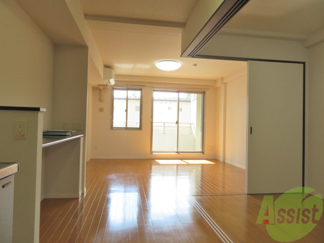 居室・リビング　広々としたリビングです。レイアウト楽しみですね。