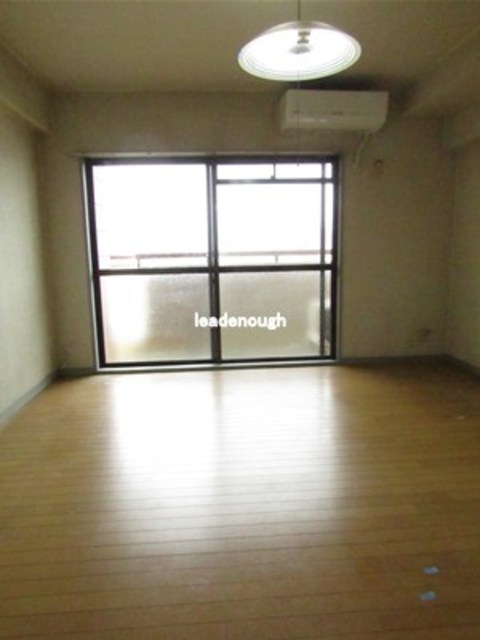 鶴見緑地ハイツ弐番館の居間写真