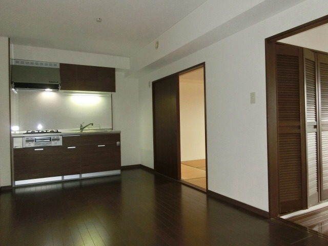 居室・リビング　シックなフローリングカラーで家具も映えますね。