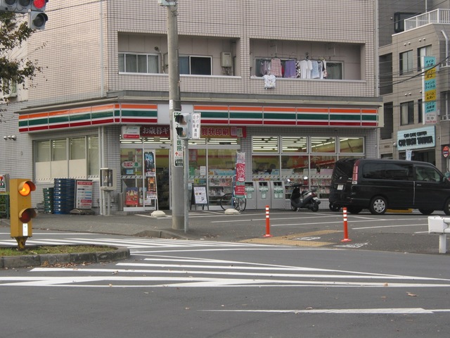 コンビニ　セブンイレブン帝京大前店（コンビニ）まで617m