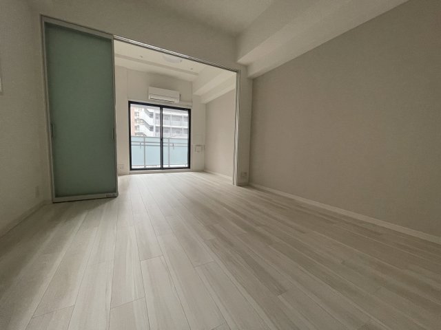 居室・リビング　同物件別号室のものです。