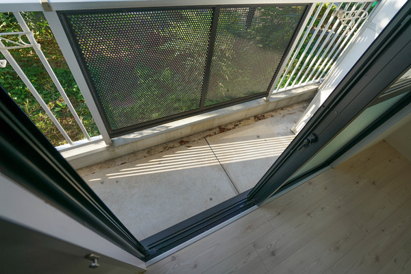 バルコニー　同じ建物の別の部屋