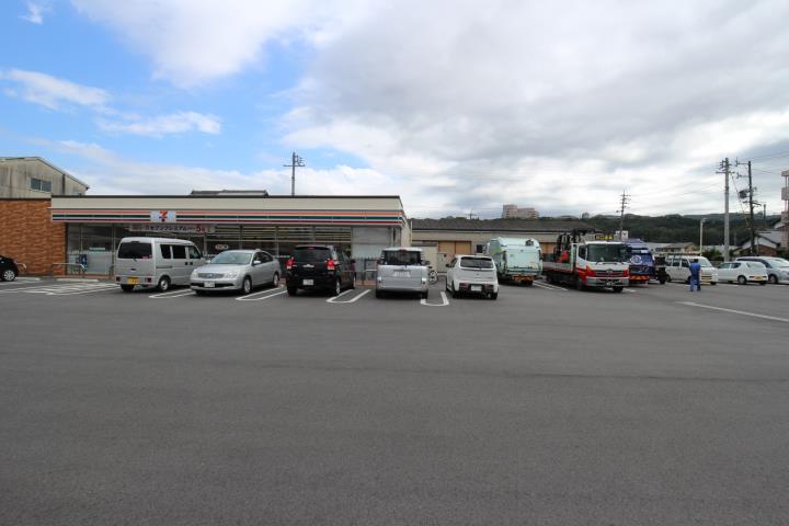 コンビニ　セブンイレブン（コンビニ）まで304m