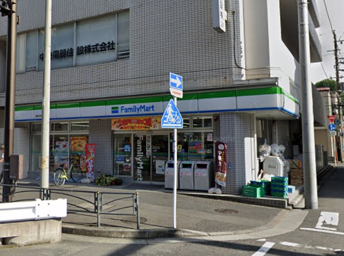 コンビニ　ファミリーマート（コンビニ）まで797m
