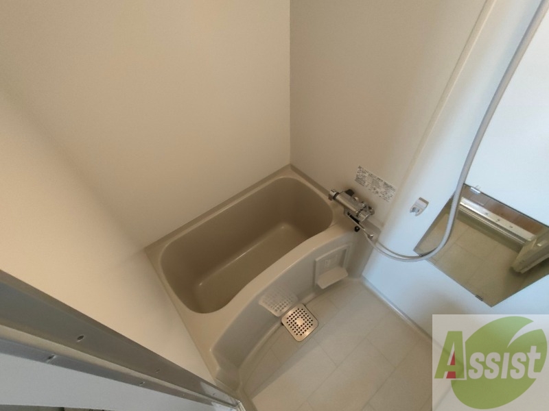 バス・シャワールーム　バスルームは狭すぎず、シャワーも浴びやすそうです。