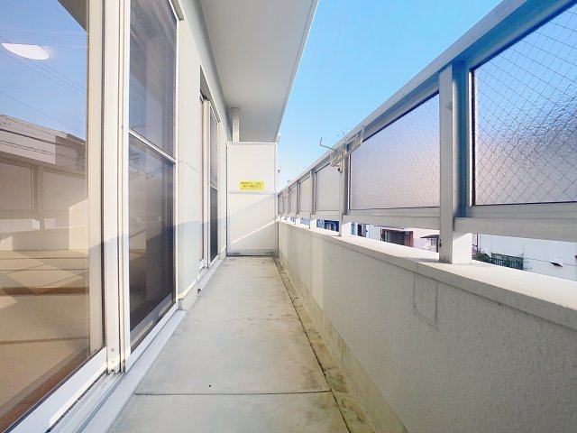 バルコニー　写真は空室の一室です。実際のお部屋と仕様等が異なる場合、現状