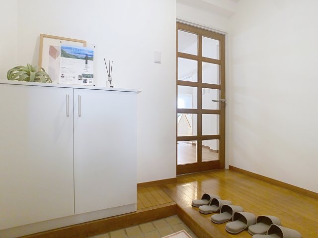 玄関　写真は空室の一室です。実際のお部屋と仕様等が異なる場合、現状