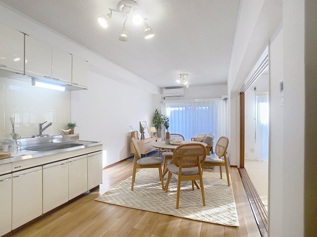 居室・リビング　写真は空室の一室です。実際のお部屋と仕様等が異なる場合、現状