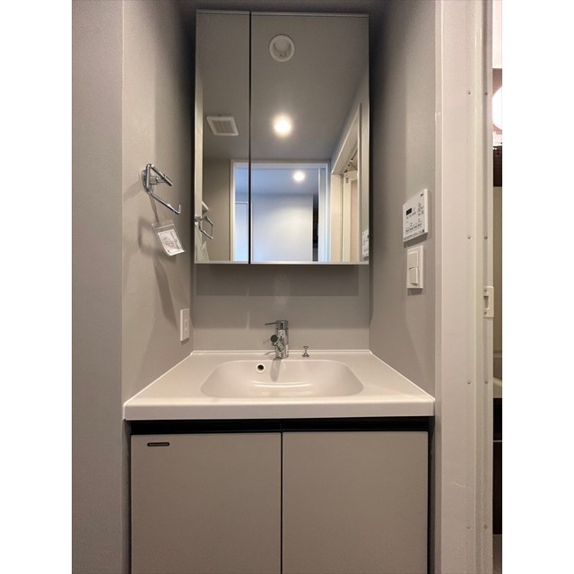 洗面設備　明るい洗面所です