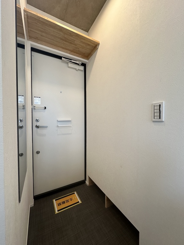 玄関　玄関にミラーがあるので朝の身支度にも最適