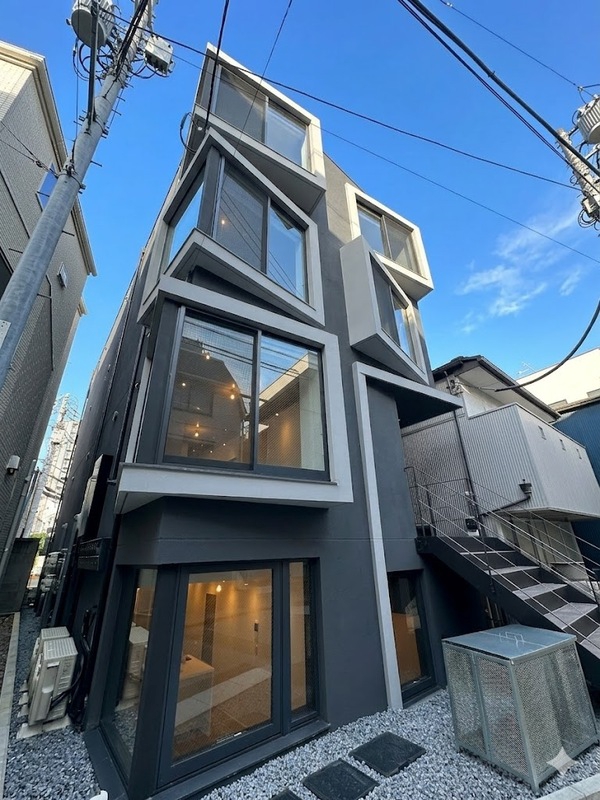 建物外観　窓が特徴的なおしゃれな外観