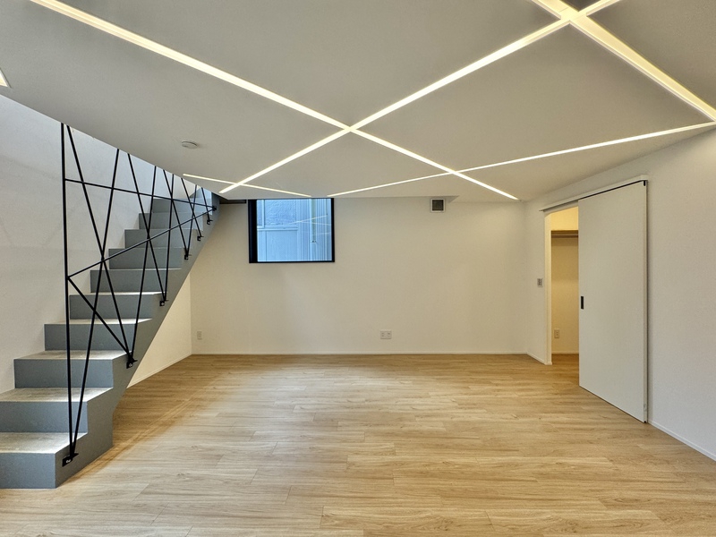 居室・リビング　天井のライトがおしゃれ